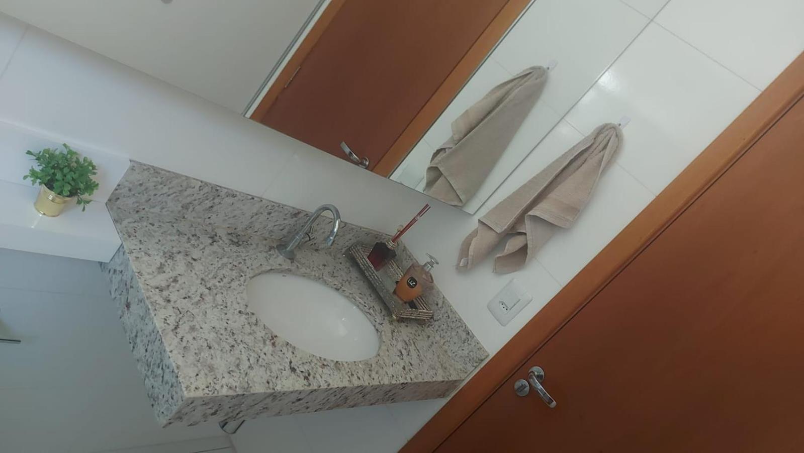Privativo Em Residencia Familiar Com Ar-condicionado E Cama De Casal